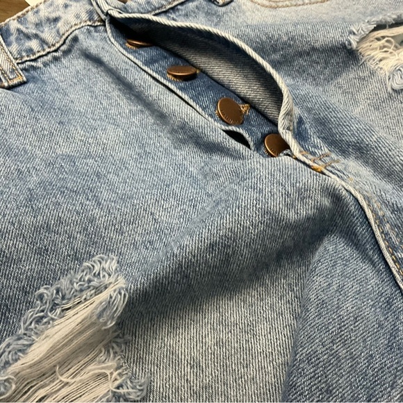 Hammer Jeans Los Angeles distressed denim Jean Shorts size Large 
NWT - Picture 9 of 9